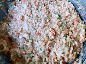 顺时针一个方向搅拌馅料使其上劲即可
