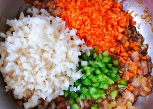 胡萝卜、青椒、莲藕切小碎粒放入煨好的肉馅上