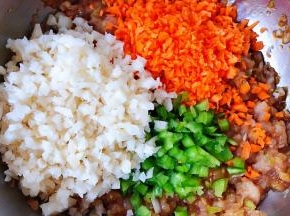 胡萝卜、青椒、莲藕切小碎粒放入煨好的肉馅上