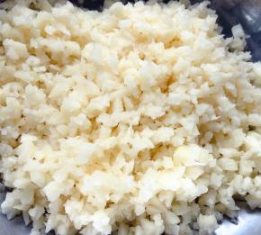 莲藕剁成小碎粒攥去多余水份