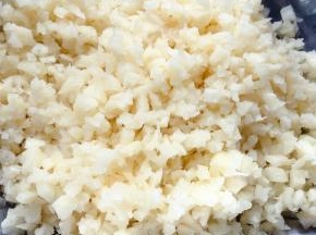 莲藕剁成小碎粒攥去多余水份