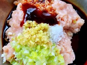 鸡胸脯肉剁成泥葱姜切粒放入容器中再放入一品鲜酱油、蚝油、糖、盐、味精