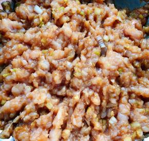 所有调味料拌匀煨制二十分钟入味