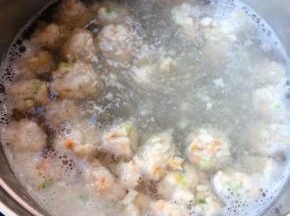 莲藕肉丸漂浮上来再改成大火慢慢滑动