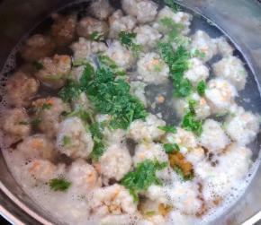 莲藕肉丸完全熟透放入盐和味精、香油调味最后撒上香菜提鲜即可出锅享用