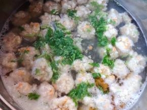 莲藕肉丸完全熟透放入盐和味精、香油调味最后撒上香菜提鲜即可出锅享用