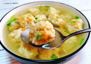 莲藕肉丸入口香浓还带有莲藕脆脆的口感真是唇齿留香回味无穷噢