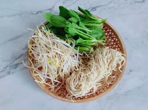 做猪油拌面选择喜欢的配菜一起来拌着吃。