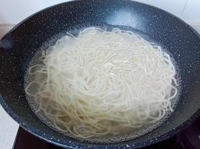 锅里加盐，水开下入面条开大火煮。