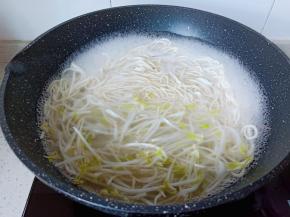 待面条煮过一分钟后加入豆芽煮。