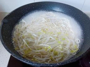 待面条煮过一分钟后加入豆芽煮。