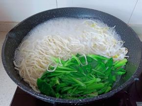 待面条八成熟时加入青菜一起煮。