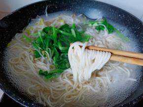 面条煮熟捞出。