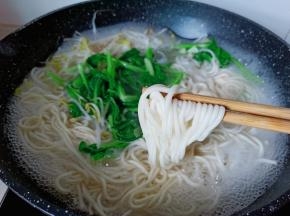 面条煮熟捞出。