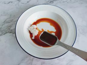 碗里加入猪油与生抽。