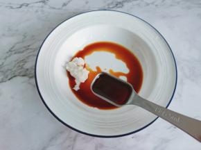 碗里加入猪油与生抽。