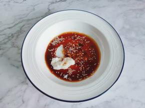 爱吃辣的加点辣椒酱。