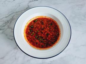 放一点点的煮面原汤将猪油化开。