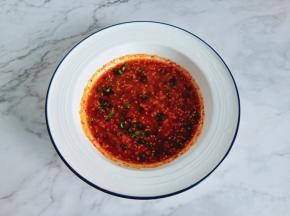 放一点点的煮面原汤将猪油化开。