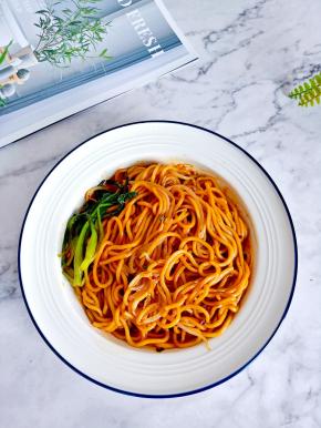 品尝一口爽滑劲道的手工面条，香而不腻。
