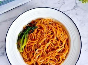 品尝一口爽滑劲道的手工面条，香而不腻。
