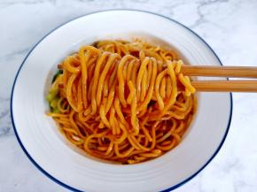 根根包裹了料汁。