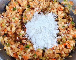 放油、香油拌匀再放入适量淀粉