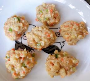 取出适量馅料依次揉成一个个小圆球