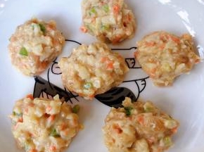 取出适量馅料依次揉成一个个小圆球