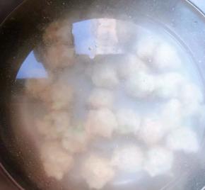 锅中添加适量凉水将莲藕肉丸下入水中后在改成中火煮起来