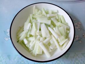 青瓜洗干净，切去两头丢掉，削皮，然后切成小指粗细的小条。