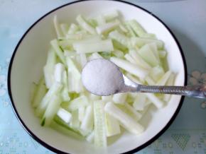 加1小勺盐腌渍10分钟。然后把腌出来的水倒掉。