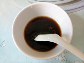 取1个小碗，加入蚝油、醋、生抽和芝麻油，再加1汤匙凉白开拌匀。蚝油和生抽以及剁椒都是咸的，所以没有再加盐。