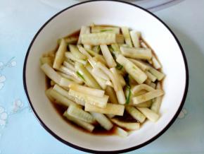 将调好的料汁淋入青瓜盆里。