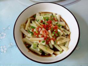 再点一些剁椒，撒一些葱花，拌匀后就好了。天热的时候可以盖上保鲜膜，放冰箱冷藏半小时到1小时再拿出来吃，就更冰爽。