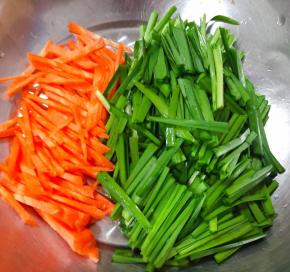 韭菜和胡萝卜切成大小均匀的小段