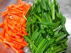 韭菜和胡萝卜切成大小均匀的小段