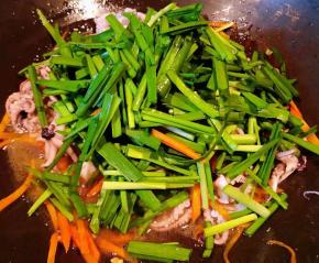 放入韭菜改中小火翻炒