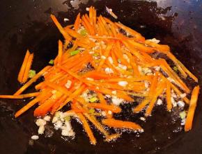 放入胡萝卜炒至断生