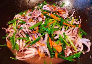 最后放入盐和味精调味均匀即可出锅享用