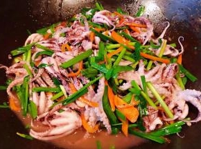 最后放入盐和味精调味均匀即可出锅享用