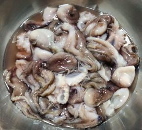 清洗干净的章鱼沥干水份备用