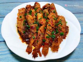 香辣可口的黄鱼装入盘中就大功告成了