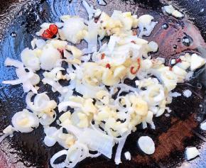 另起锅倒入底油加热放入花椒和八角炸香再葱姜蒜爆香