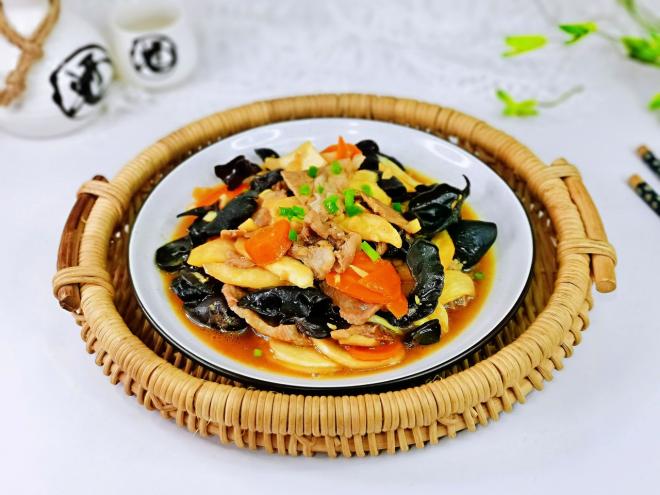 茭白肉片炒木耳