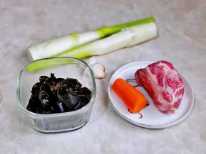 准备食材，木耳提前泡发，大蒜去皮切碎。
