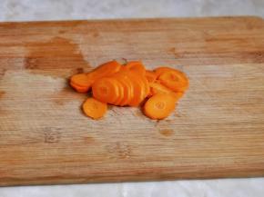 胡萝卜去皮洗干净切片。