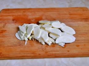 茭白处理好后切片。