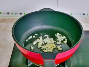 起油锅，加入蒜末炒香。