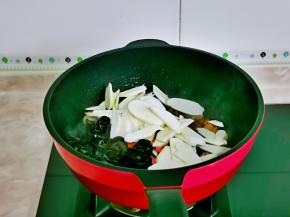 再加入茭白片，，黑木耳，胡萝卜翻炒均匀。